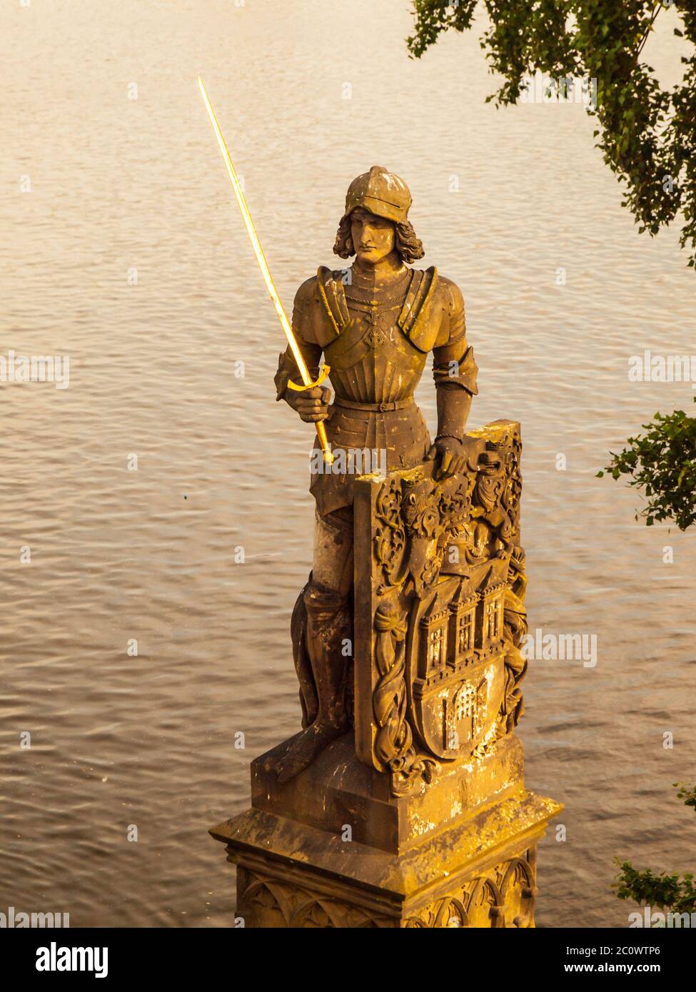 Cavaliere Bruncvik, o Brunclik, statua sul ponte Carlo a Praga, repubblica Ceca. Foto Stock