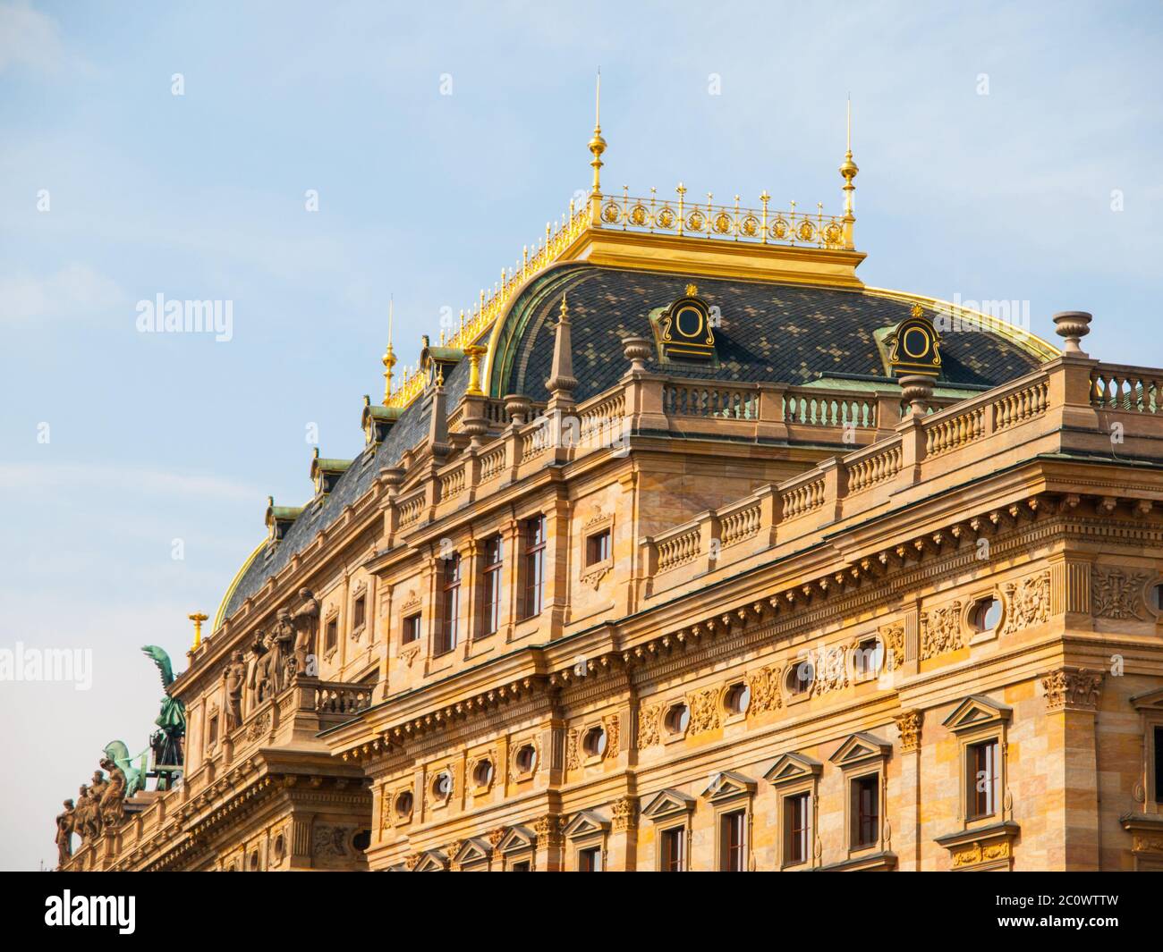 Teatro Nazionale di Praga - Vista dettagliata del tetto dorato, Repubblica Ceca Foto Stock