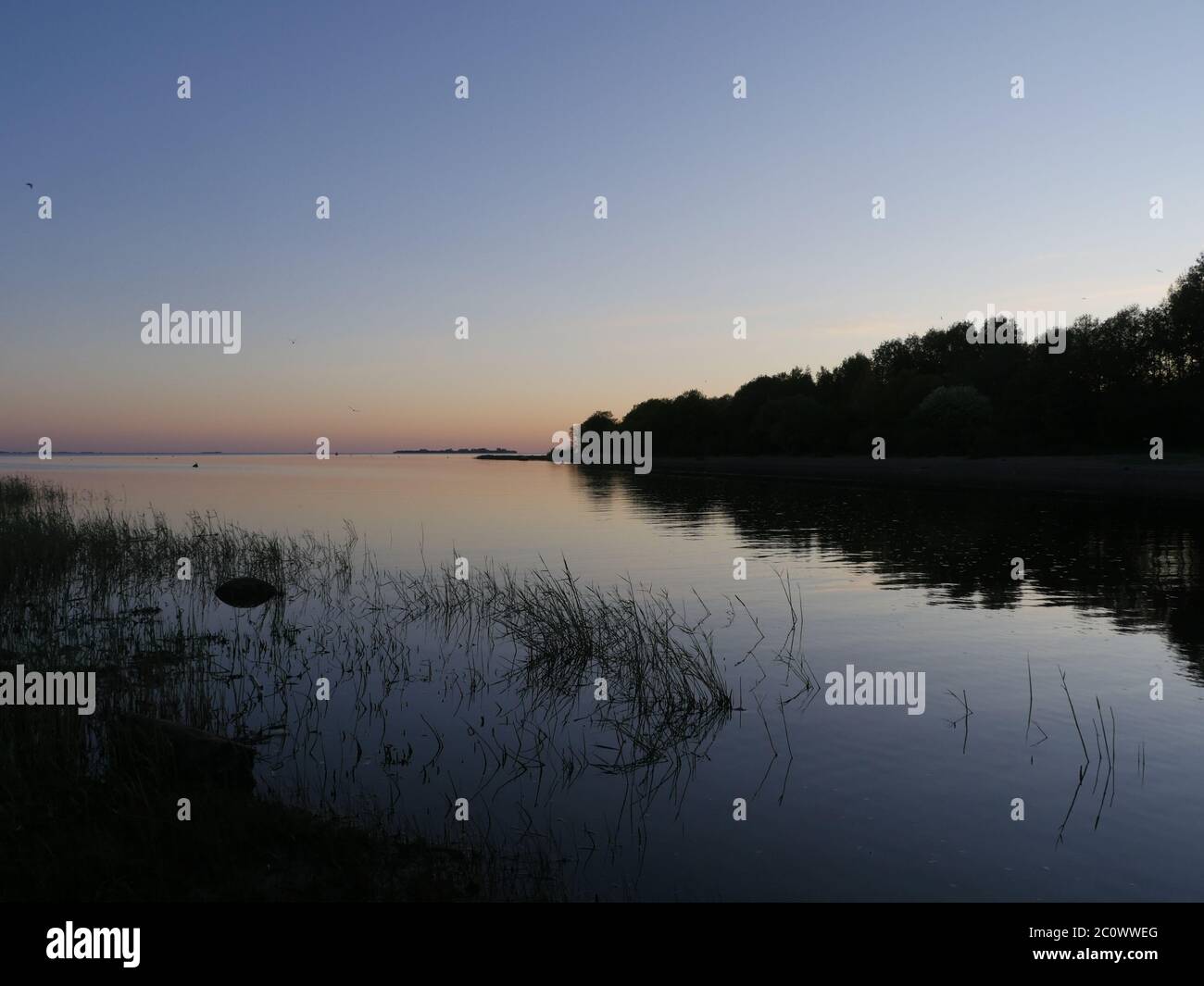 tramonto rosso serale su un lago pittoresco Foto Stock