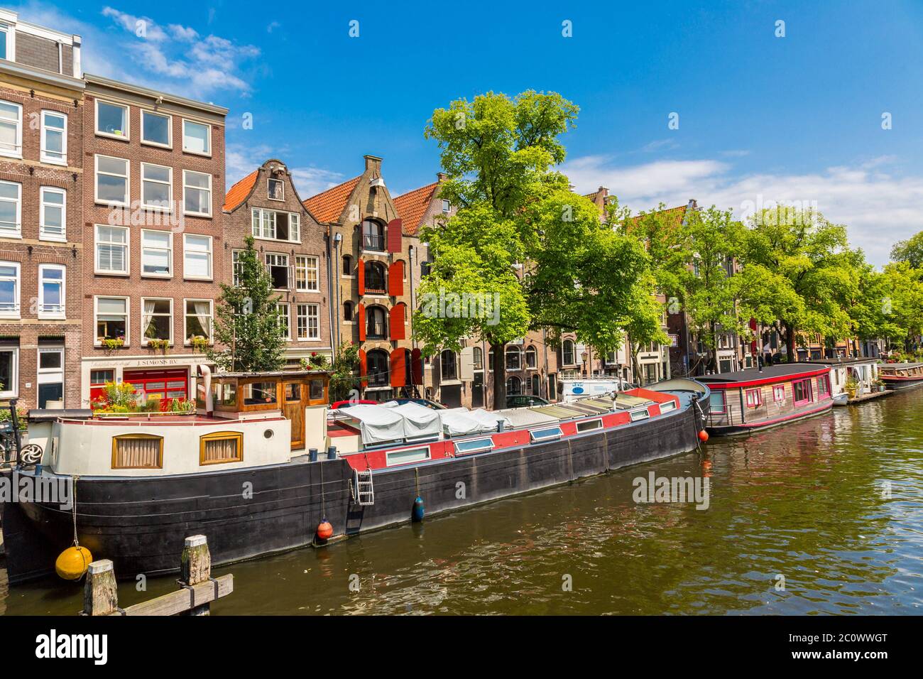 Canali e barche di Amsterdam, Olanda, Paesi Bassi. Foto Stock