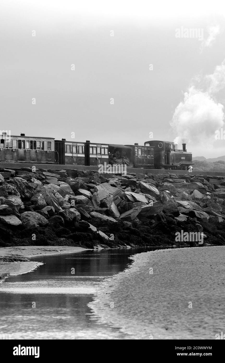 Taliesin dirige un treno d'epoca attraverso la COB, diretto a Tan Y Bwlch. Foto Stock