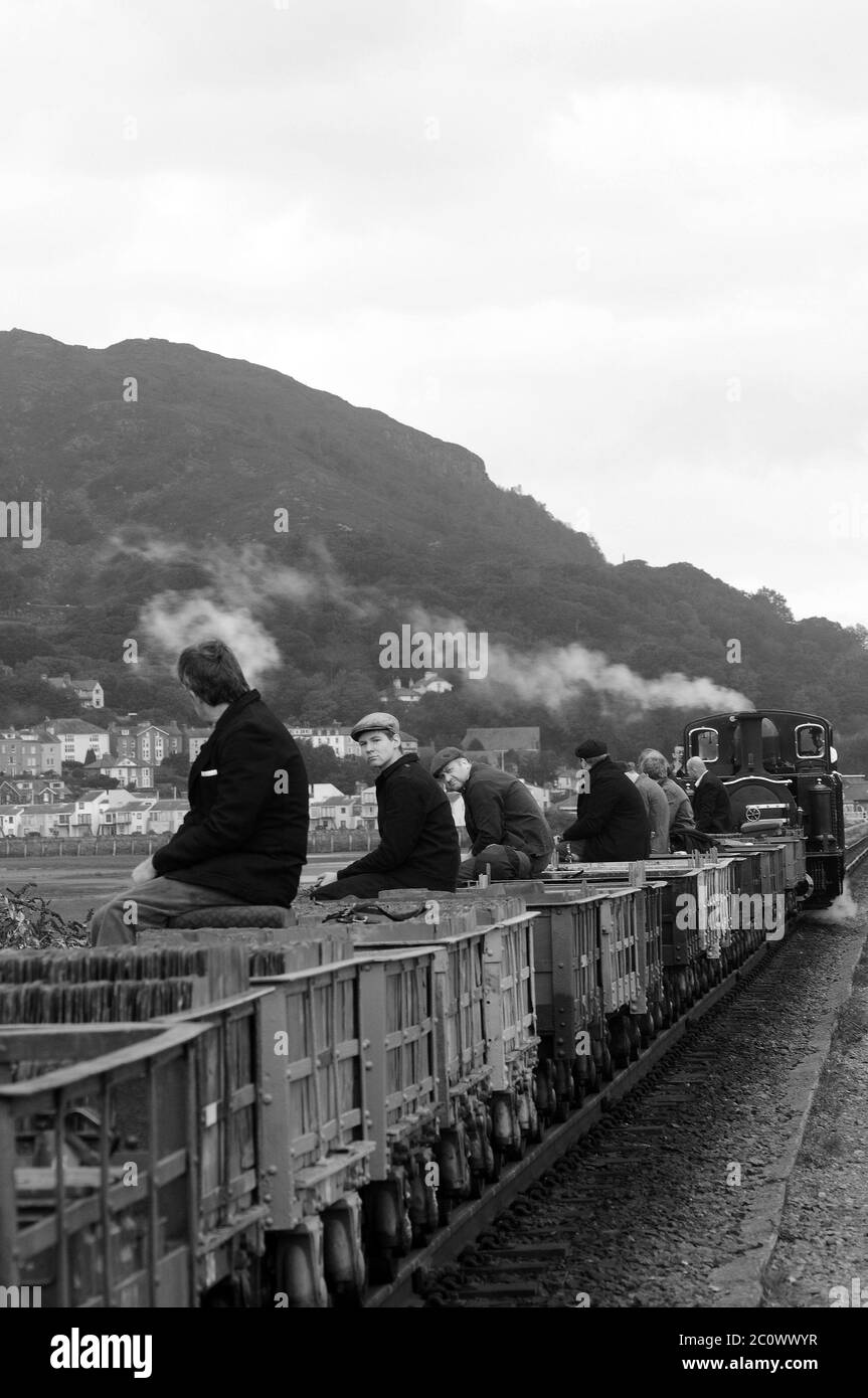 'Meddin Emrys' e il treno d'ardesia sulla COB. Foto Stock