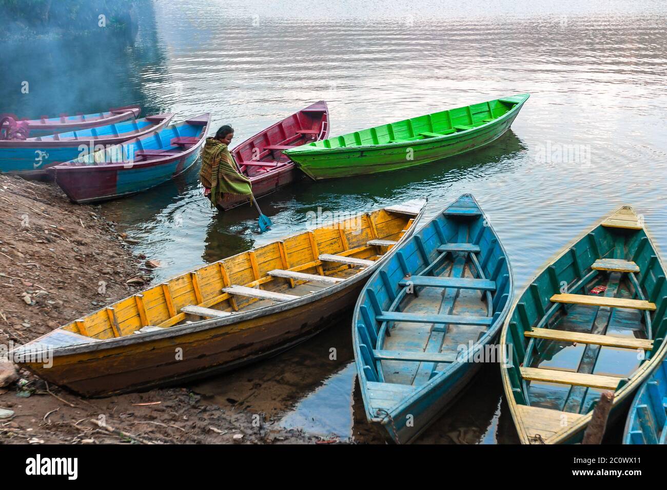 Pokhara, Nepal : Donna in barca di legno al lago di Phewa. Foto Stock