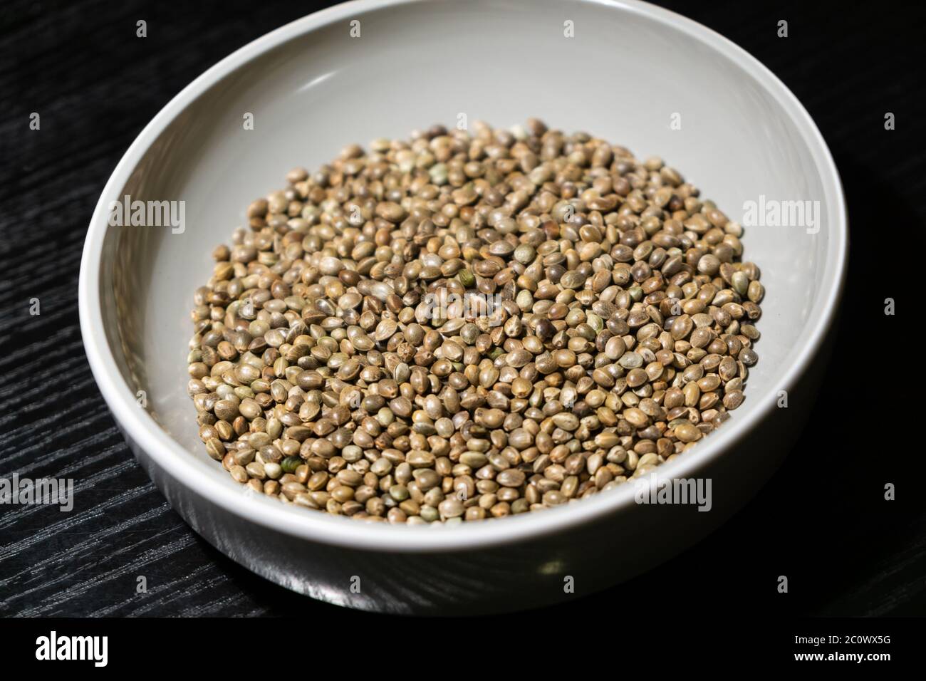 Asciugare i semi sativa di canapa legale nella ciotola. Slovacchia Foto Stock Asciugare i semi sativa di canapa legale nella ciotola. Slovacchia Foto Stock