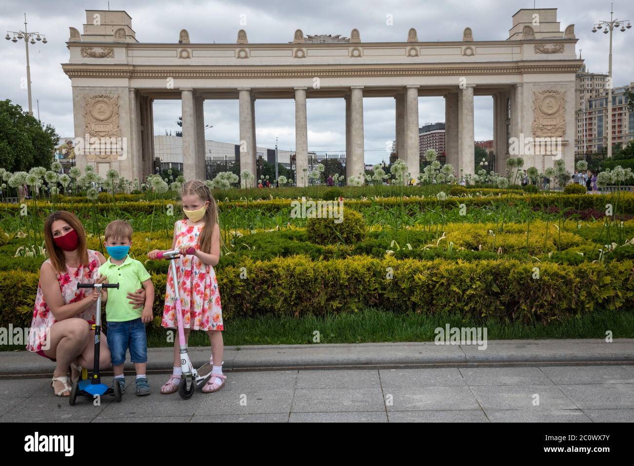 Mosca, Russia. 12 giugno, 2020 persone che indossano maschera protettiva passeggiata nel Gorky Park a Mosca durante il romanzo Coronavirus COVID-19 in Russia Foto Stock