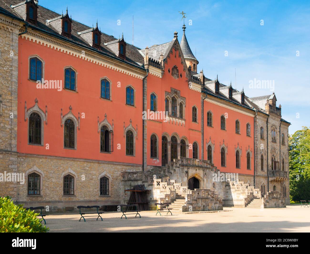 Castello di Sychrov con tipica facciata rosa. Chateau in stile neo-gotico con splendido parco in stile inglese. Bohemian Paradise, Repubblica Ceca Foto Stock