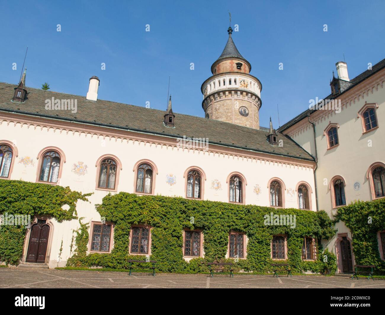 Cortile del Castello di Sychrov. Chateau in stile neo-gotico vicino a Turnov, Repubblica Ceca. Foto Stock