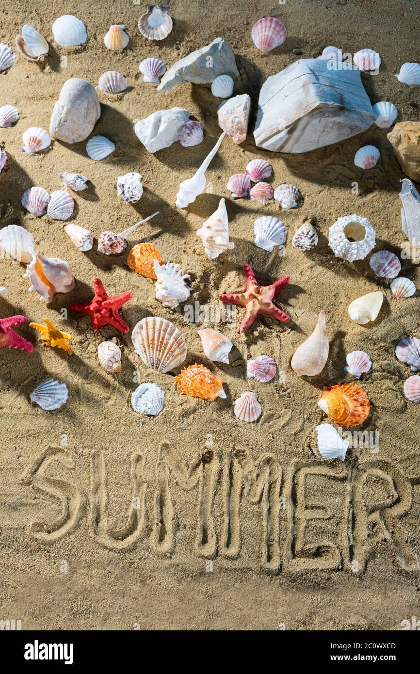 Sulla sabbia, il turista ha scritto - estate. Clima rilassante di una spiaggia di sabbia e di sole. Foto Stock