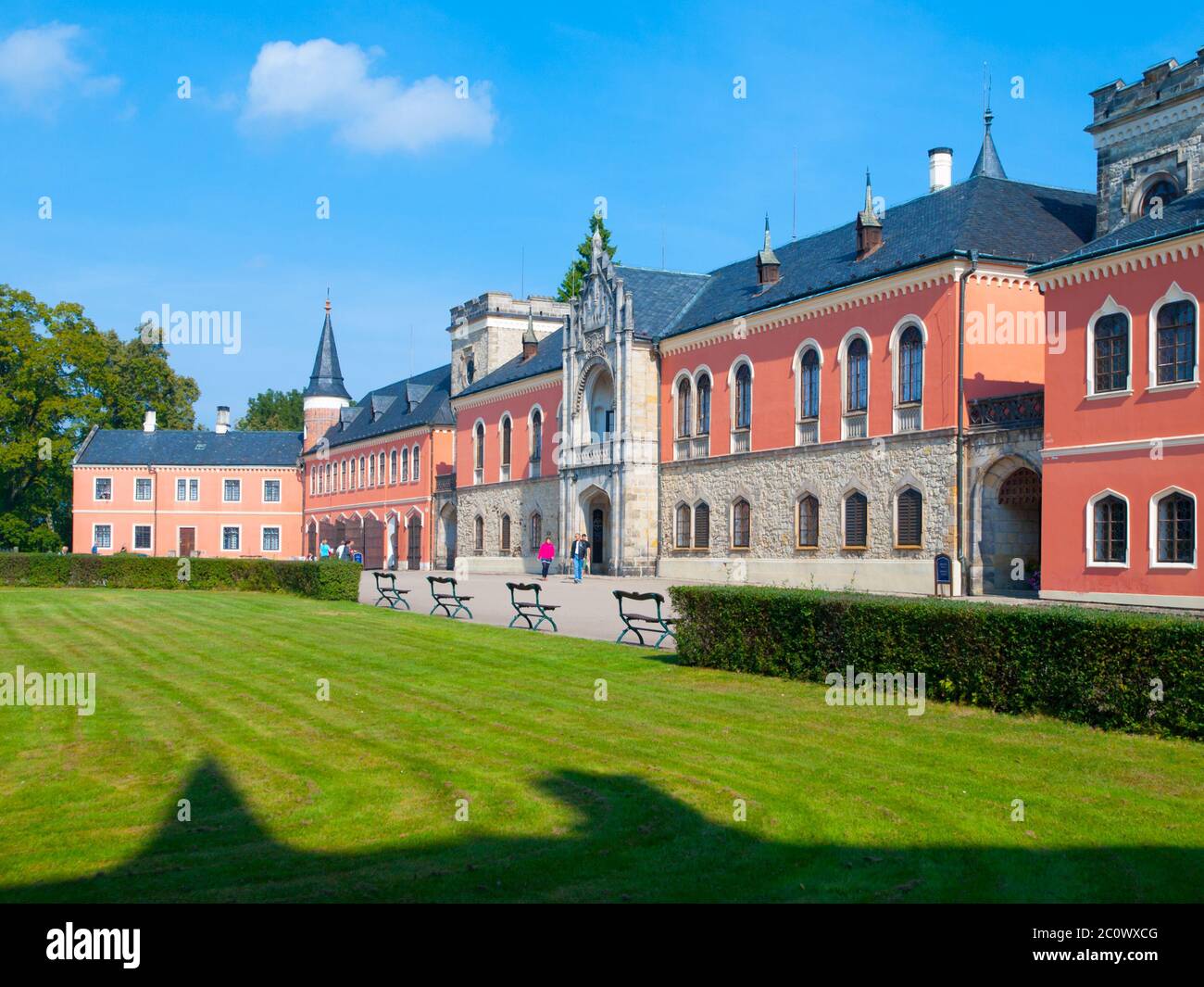Castello di Sychrov con tipica facciata rosa. Chateau in stile neo-gotico con splendido parco in stile inglese. Bohemian Paradise, Repubblica Ceca Foto Stock