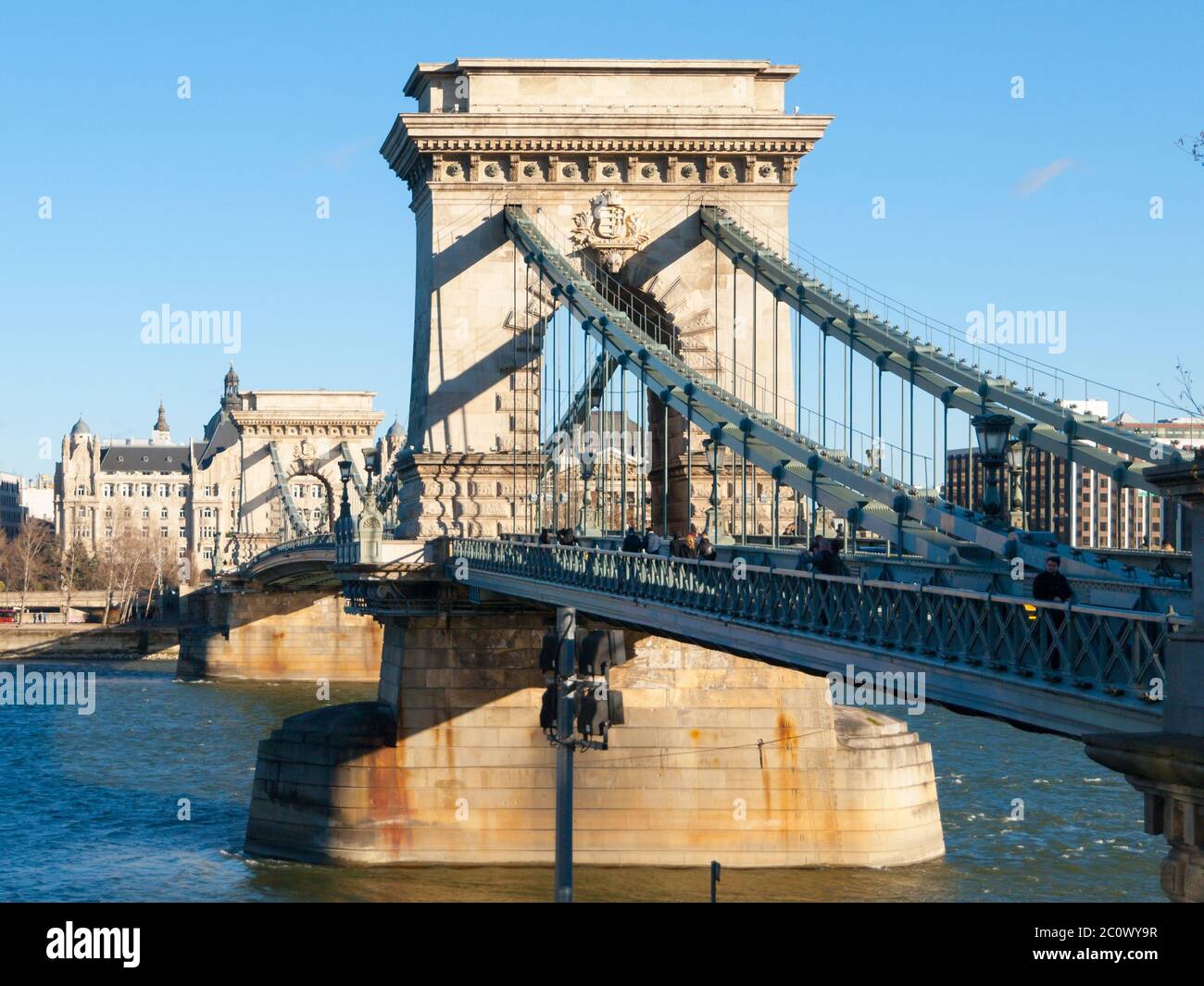 L'imponente pilastro del Ponte delle catene Szechenyi sul Danubio unisce Buda e Pest lato di Budapest, la capitale dell'Ungheria, l'Europa. Sospensione tipo di ponte in giornata di sole con cielo blu chiaro sfondo. Foto Stock