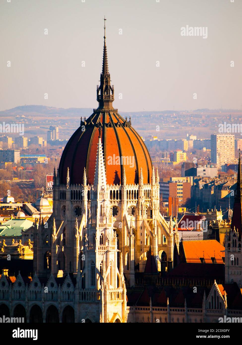 Vista dettagliata dell'edificio storico del Parlamento ungherese, noto anche come Orszaghaz, con tipica cupola centrale. Budapest, Ungheria, Europa. Foto Stock
