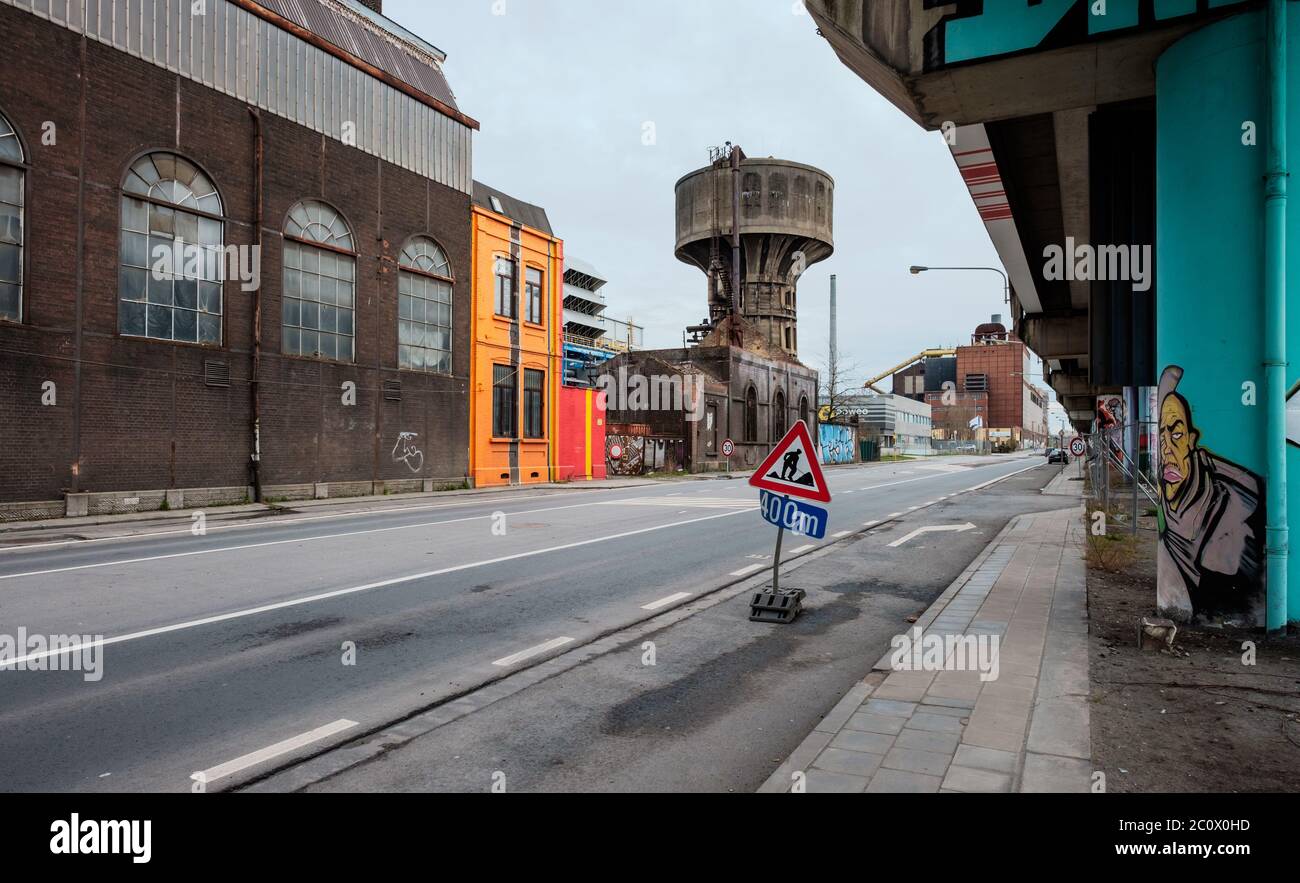 Vecchi siti industriali lungo la Route de Mons in Charleroi Belgio Foto Stock