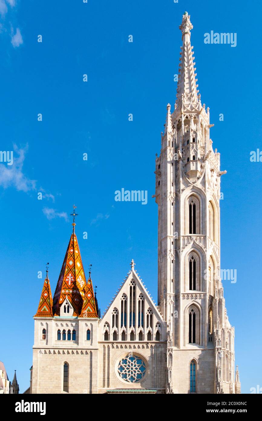 Chiesa cattolica romana Mattia e la colonna della peste della Trinità Santa al Bastione del Pescatore nel distretto del Castello di Buda, Budapest, Ungheria, Europa. Giornata di sole con cielo blu chiaro. Foto Stock