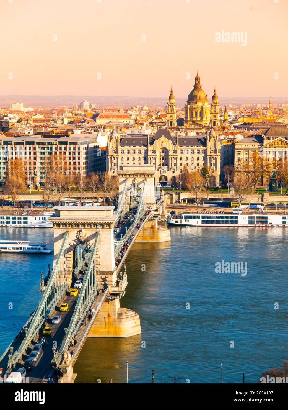 Il famoso Ponte delle catene sul Danubio e la Basilica di Santo Stefano si affacciano dal Castello di Buda, nella soleggiata giornata autunnale di Budapest, capitale dell'Ungheria, in Europa. Sito patrimonio dell'umanità dell'UNESCO Foto Stock