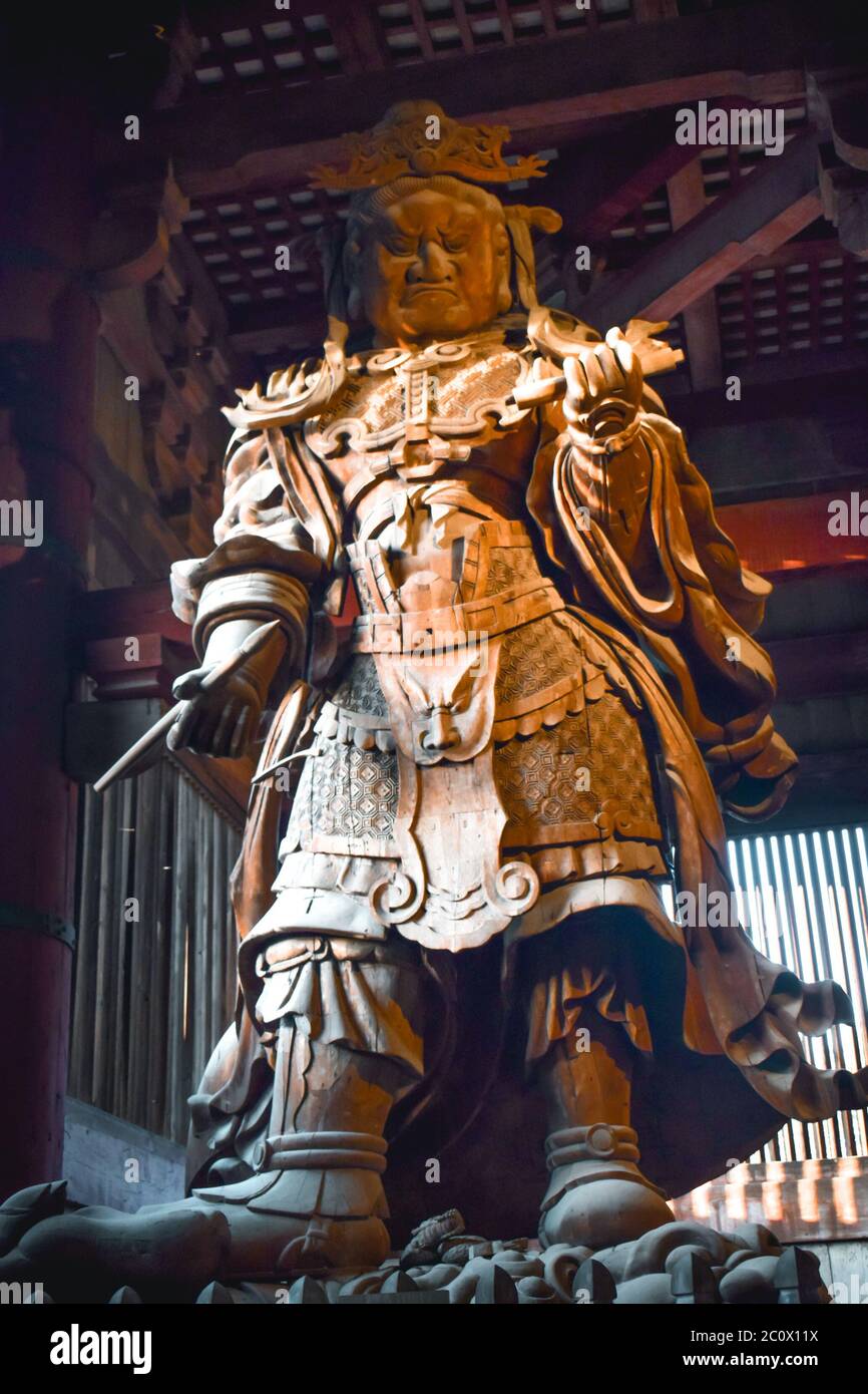 Enorme statua di legno custode nel tempio Todaiji a Nara Giappone Foto Stock