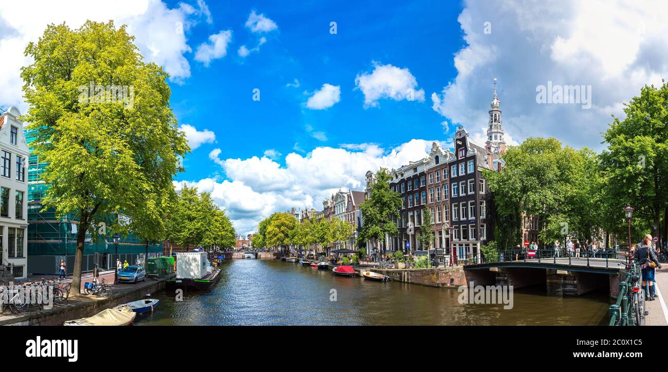 Canal e il ponte in Amsterdam Foto Stock