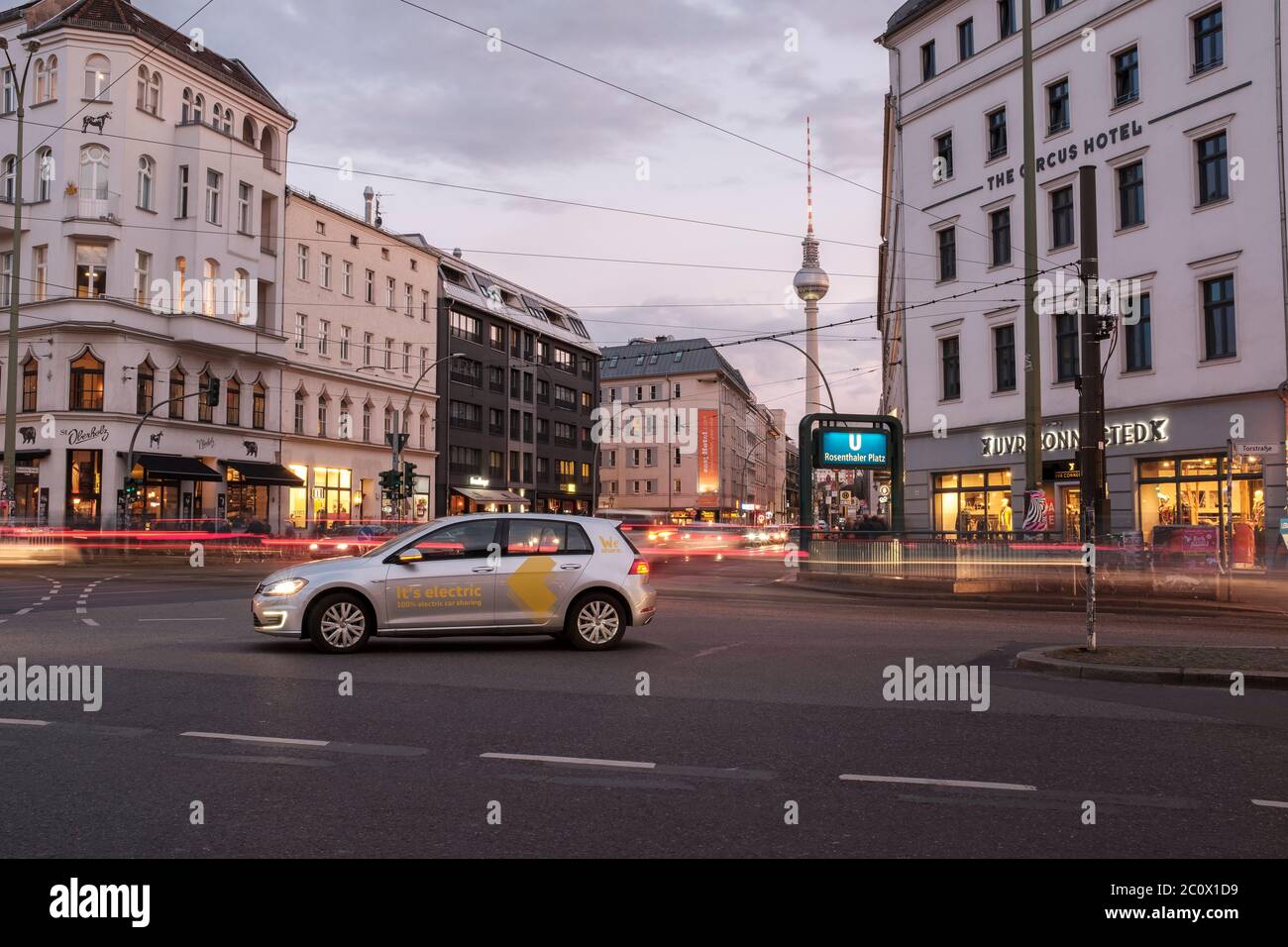 Abbiamo condiviso l'auto elettrica nel centro di Berlino, Rosenthaler Platz, Berlino, Germania Foto Stock