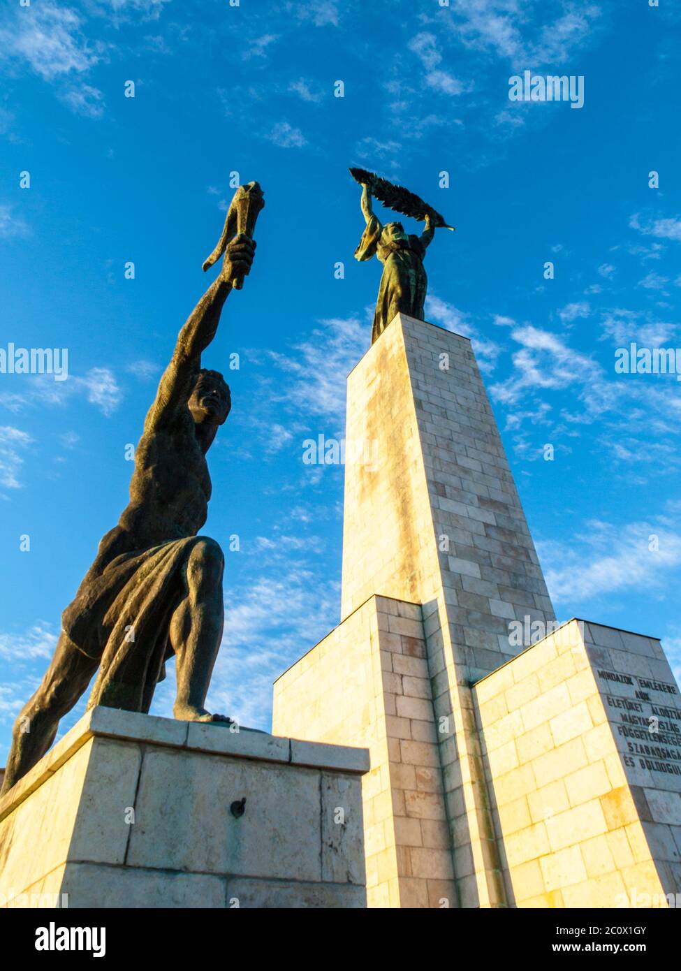 Vista dal basso della Statua della libertà sulla collina di Gellert a Budapest, Ungheria, Europa. Foto Stock