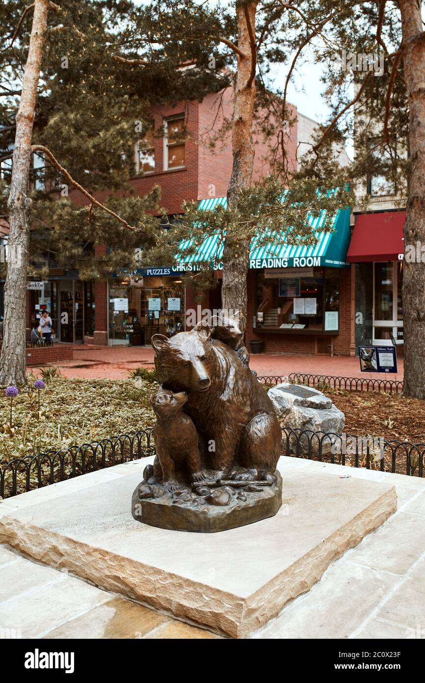 Boulder, Colorado - 27 maggio 2020: 'F. La scultura di abbracci di orsi dell'artista Scy Caroselli, esposta al centro commerciale Pearl Street Mall nella contea di Boulder. Foto Stock