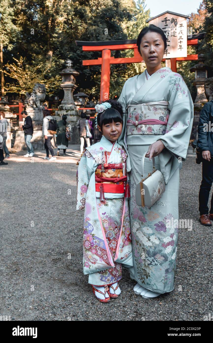 Madre e figlia in un kimono giapponese tradizionale a Nara Giappone Foto  stock - Alamy