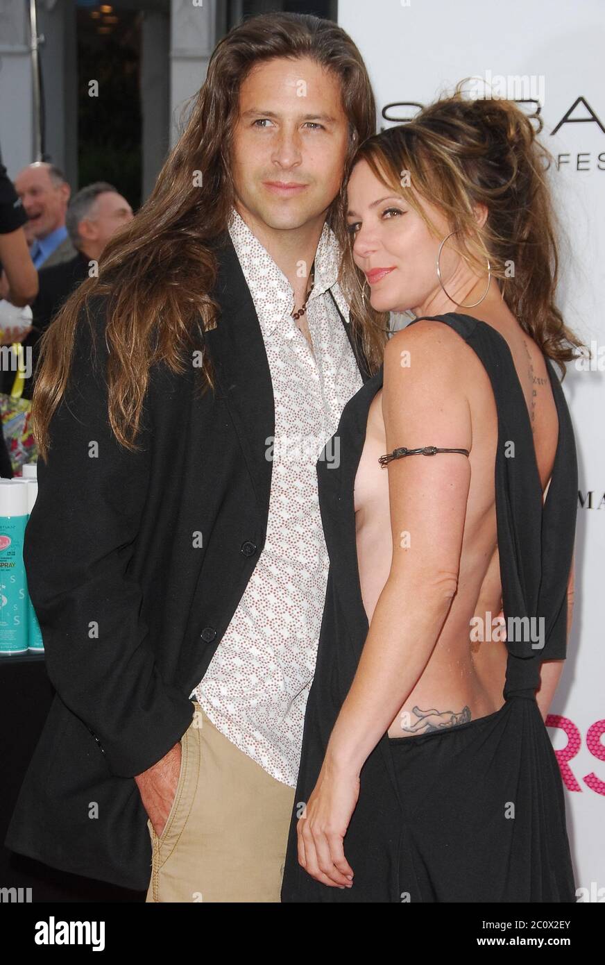 Dedee Pfeiffer e il ragazzo alla Los Angeles Premiere di 'Hairspray' tenuto al Mann Village Theatre a Westwood, CA. L'evento si è svolto martedì 10 luglio 2007. Photo by: SBM / PictureLux - file Reference N. 34006-7487SBMPLX Foto Stock