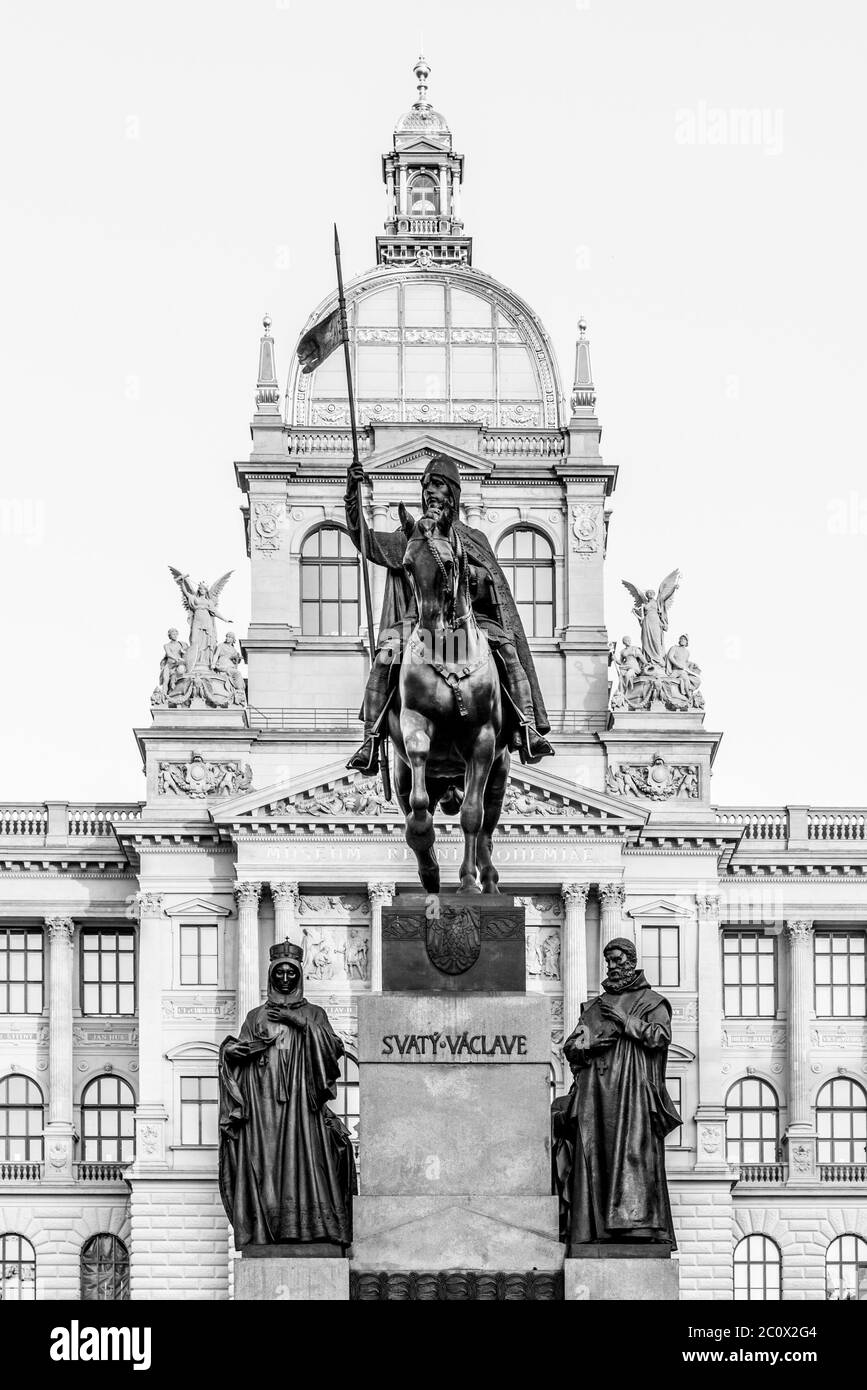 La statua equestre in bronzo di San Venceslao in Piazza Venceslao con lo storico edificio neorenaissale del Museo Nazionale di Praga, Repubblica Ceca. Immagine in bianco e nero. Foto Stock