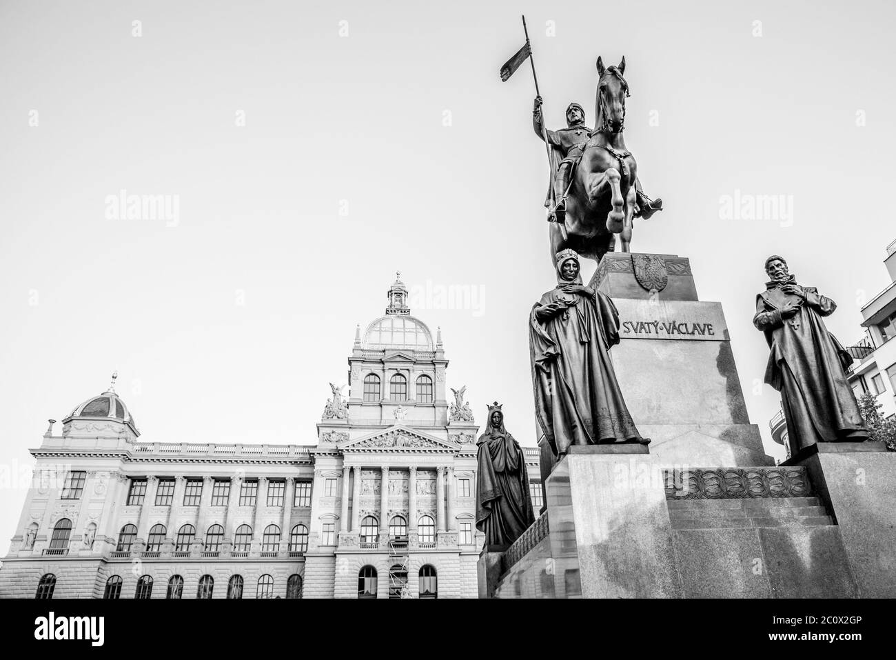 La statua equestre in bronzo di San Venceslao in Piazza Venceslao con lo storico edificio neorenaissale del Museo Nazionale di Praga, Repubblica Ceca. Immagine in bianco e nero. Foto Stock