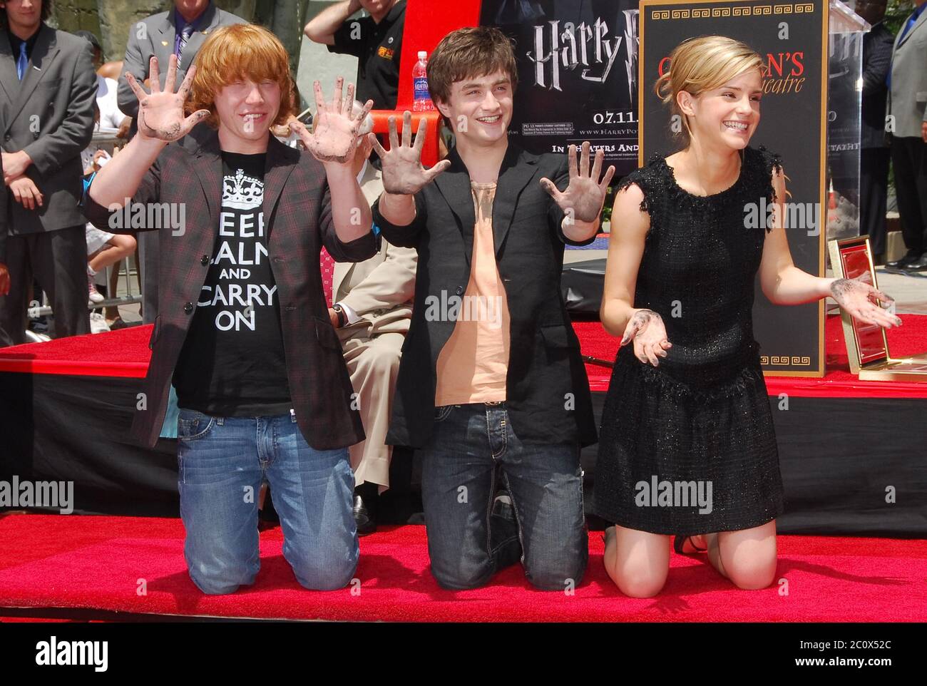 Rupert Grint, Daniel Radcliffe e Emma Watson all'Harry Potter e all'Ordine della Fenice - cerimonia della mano, dell'impronta e della botola tenutasi al Mann Grauman's Chinese Theatre di Hollywood, CA. L'evento si è svolto lunedì 9 luglio 2007. Photo by: SBM / PictureLux - file Reference N. 34006-7124SBMPLX Foto Stock