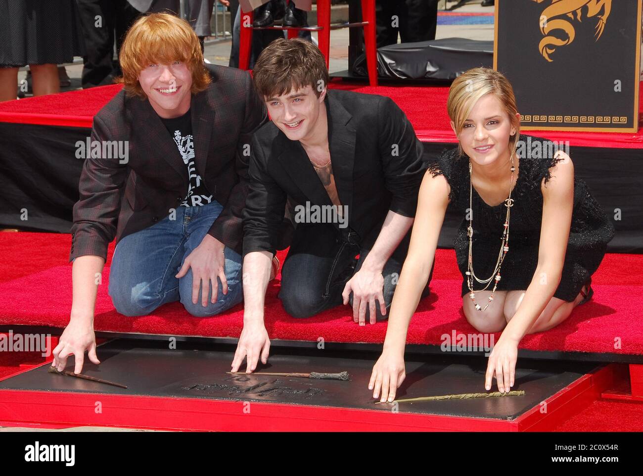 Rupert Grint, Daniel Radcliffe e Emma Watson all'Harry Potter e all'Ordine della Fenice - cerimonia della mano, dell'impronta e della botola tenutasi al Mann Grauman's Chinese Theatre di Hollywood, CA. L'evento si è svolto lunedì 9 luglio 2007. Photo by: SBM / PictureLux - file Reference N. 34006-7113SBMPLX Foto Stock