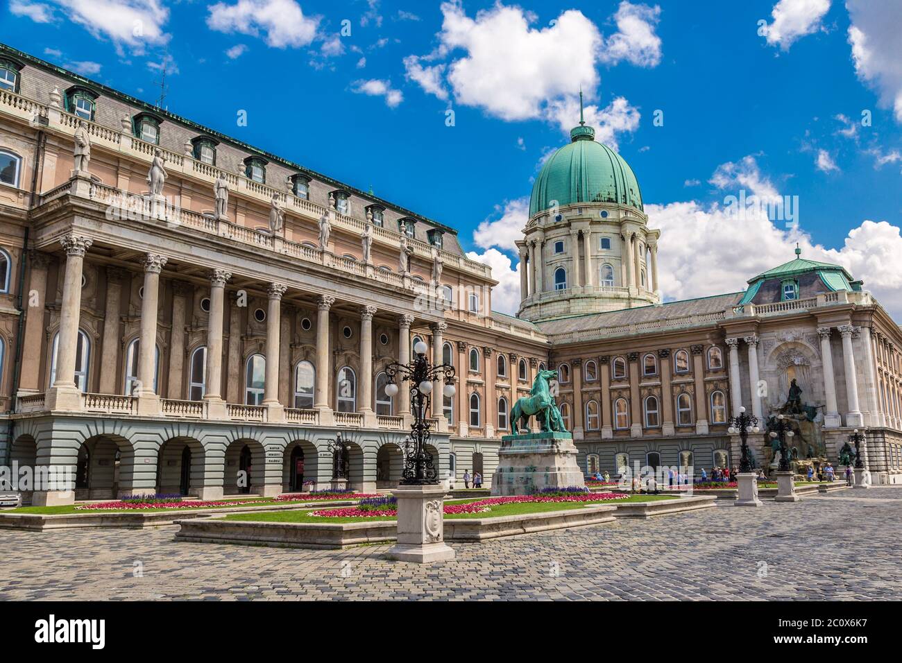 Budapest, Castello di Buda o Palazzo Reale con la statua equestre, Ungheria Foto Stock