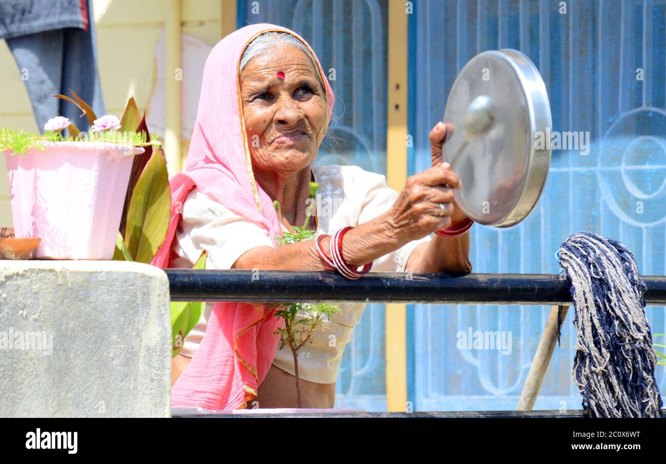 Beawar, India. 8 giugno 2020. Una donna anziana gioca gli utensili per allontanare un sciame di locuste a Beawar. Le locuste che arrivano dal vicino Pakistan minacciano i mezzi di sostentamento degli agricoltori locali e degli allevatori di bestiame nel Rajasthan. (Foto di Sumit Saraswat/Pacific Press) Credit: Pacific Press Agency/Alamy Live News Foto Stock