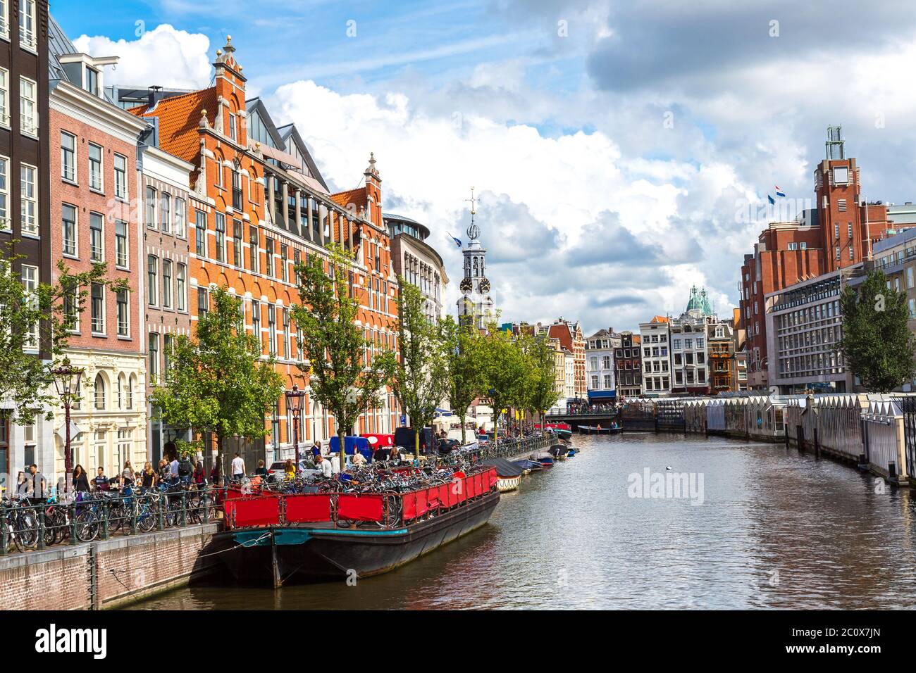 Canali e barche di Amsterdam, Olanda, Paesi Bassi. Foto Stock