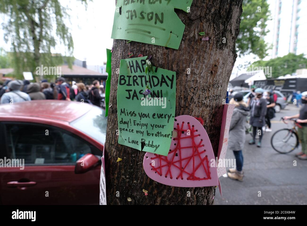 Portland, Stati Uniti. 12 giugno 2020. Disarmare i manifestanti della Portland state University oltrepassa l'area in cui Jason Washington è stato ucciso dai Campus Public Safety Officers (CPSO) a Portland, Ore., il 12 giugno 2020. (Foto di Alex Milan Tracy/Sipa USA) Credit: Sipa USA/Alamy Live News Foto Stock