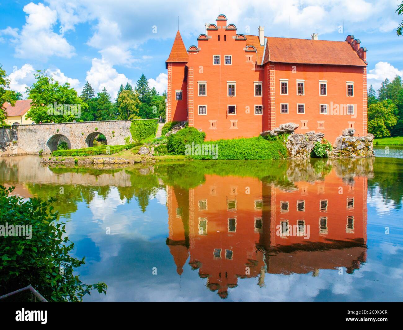 Il castello d'acqua Cervena Lhota riflesso nell'acqua. Boemia meridionale, Repubblica Ceca. Foto Stock