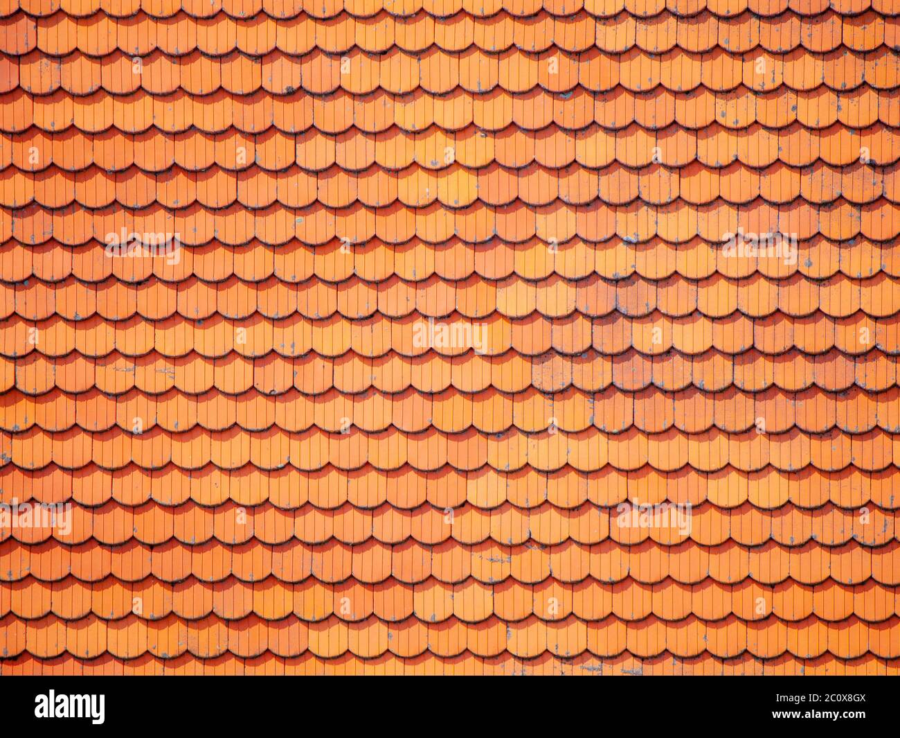 Tetto arancione di piastrelle di argilla. Texture di sfondo astratta. Foto Stock