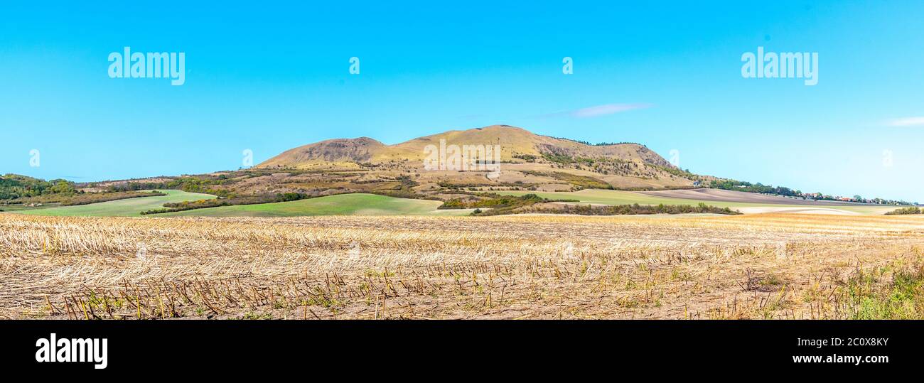 Rana Mountain vicino a Louny nelle Highlands Bohemien centrali nella soleggiata giornata estiva, Repubblica Ceca. Vista panoramica. Foto Stock