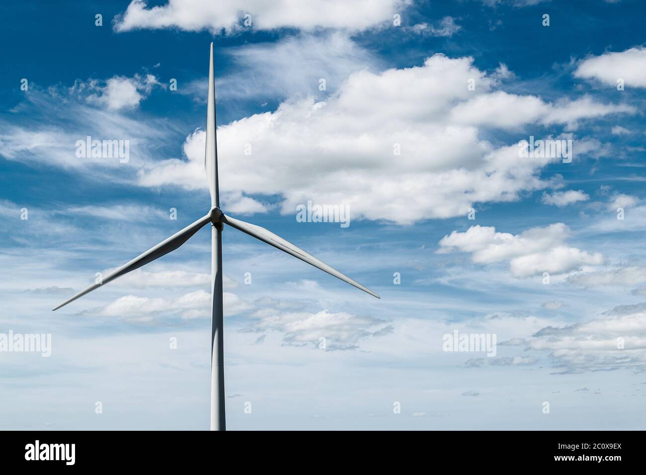 Turbina eolica sul parco eolico di Whitelee, Scozia, contro il cielo blu profondo. Foto Stock