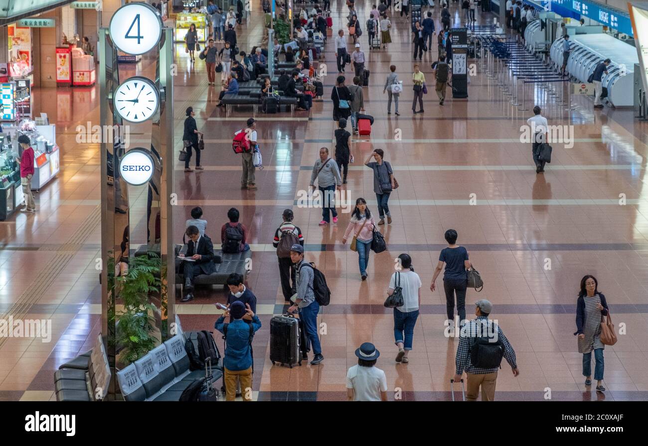 Passeggeri al terminal di partenza dell'aeroporto internazionale di Haneda, Tokyo, Giappone Foto Stock