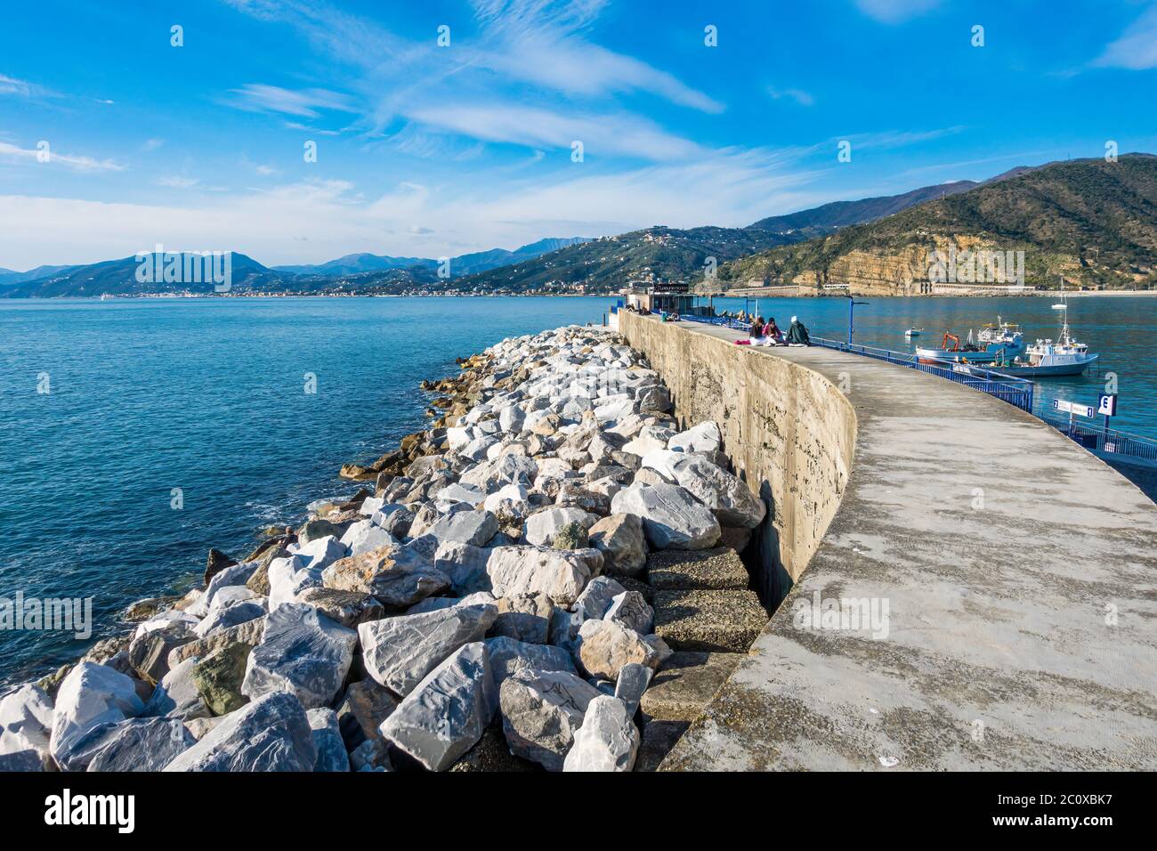 Sestri Levante, IT - Feb 2020: Città dei due Mari con Baia del silenzio e Baia delle Favole Foto Stock