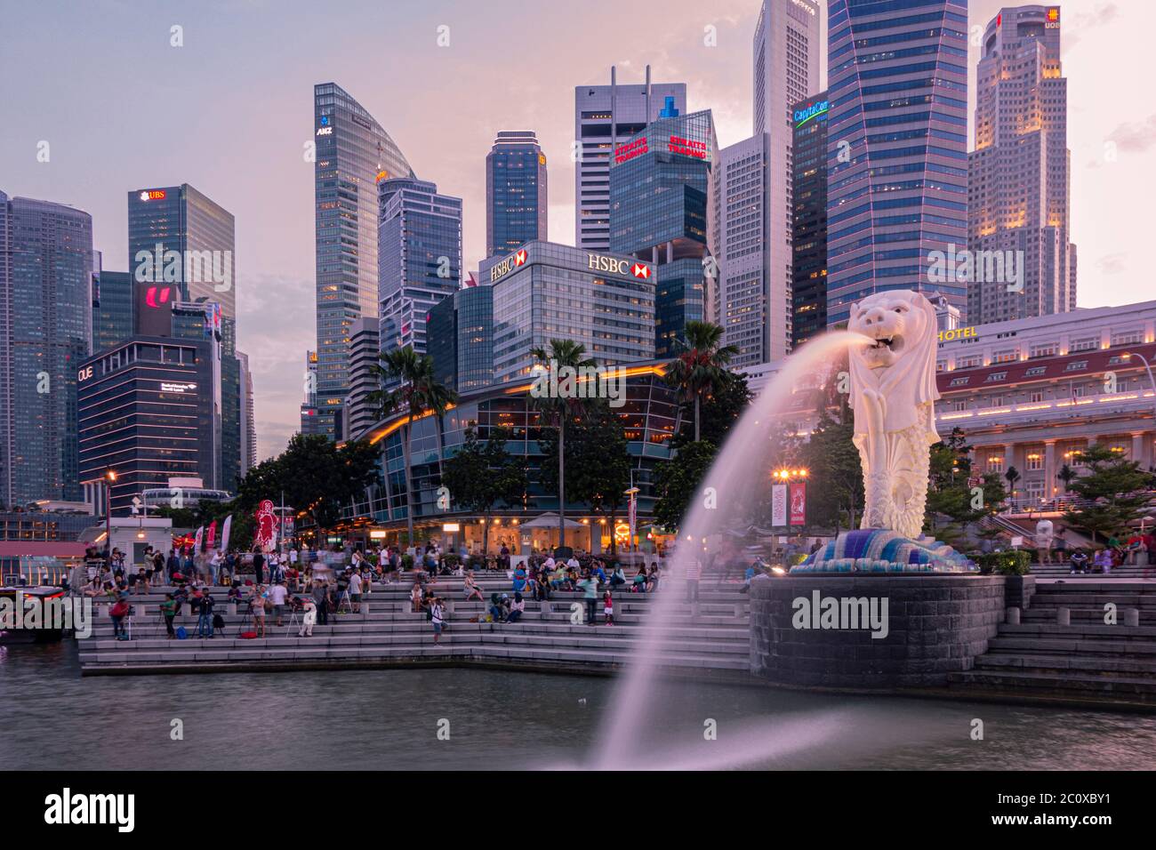 Vista notturna del Parco Merlion con la scultura e la fontana Merlio e lo skyline del centro finanziario. Centro di Core. Marina Bay. Singapore Foto Stock