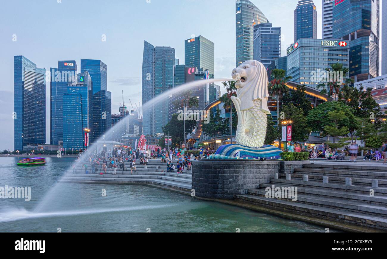 Vista notturna del Parco Merlion con la scultura e la fontana Merlio e lo skyline del centro finanziario. Centro di Core. Marina Bay. Singapore Foto Stock