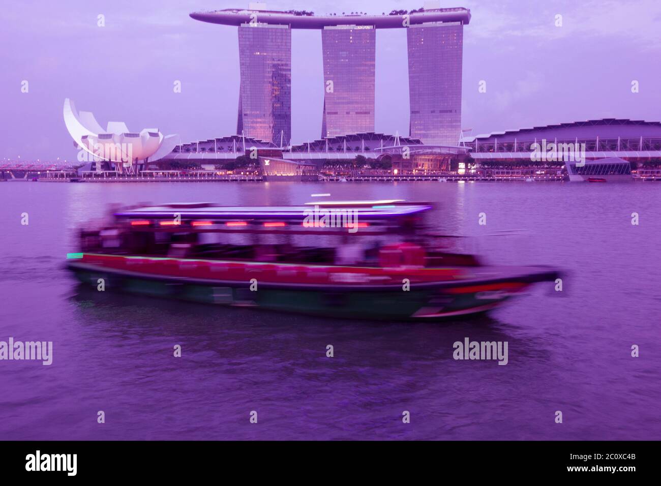Vista notturna dell'hotel Marina Bay Sands e del Museo ArtScience da Merlion Point. Marina Bay. Singapore Foto Stock