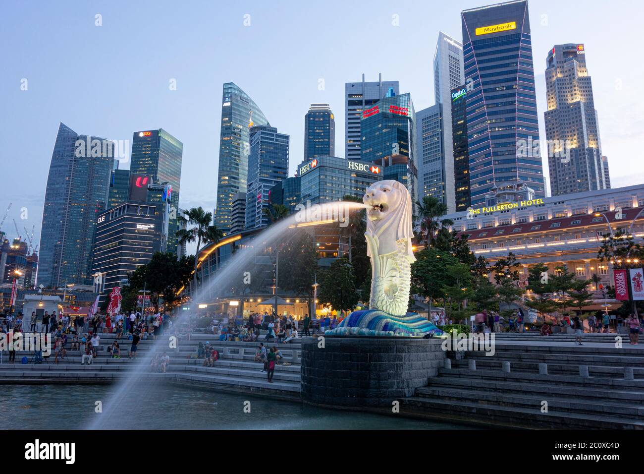 Vista notturna del Parco Merlion con la scultura e la fontana Merlio e lo skyline del centro finanziario. Centro di Core. Marina Bay. Singapore Foto Stock