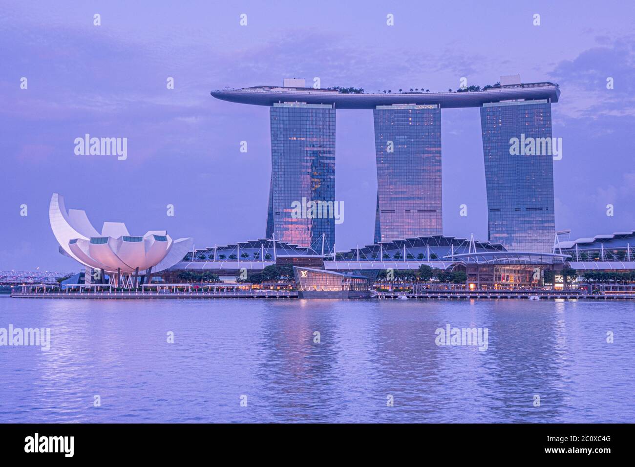 Vista notturna dell'hotel Marina Bay Sands e del Museo ArtScience da Merlion Point. Marina Bay. Singapore Foto Stock