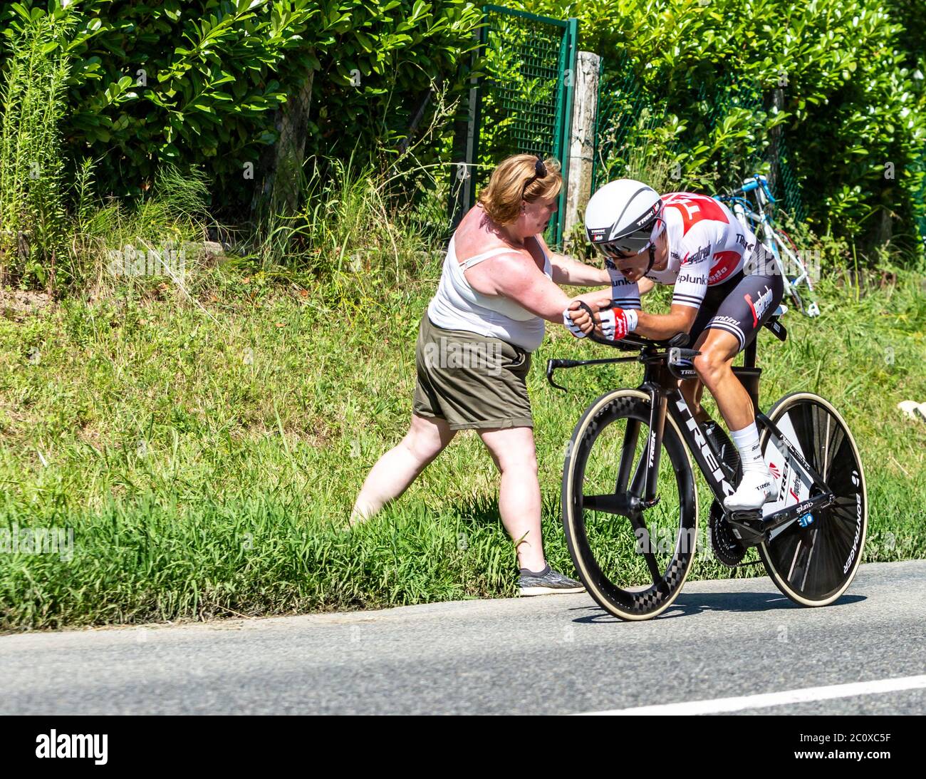 Bosdarros, Francia - 19 luglio 2019: Il ciclista australiano Richie Porte del Team Trek-Segafredo in sella alla tappa 13, prova individuale, di le Tou Foto Stock