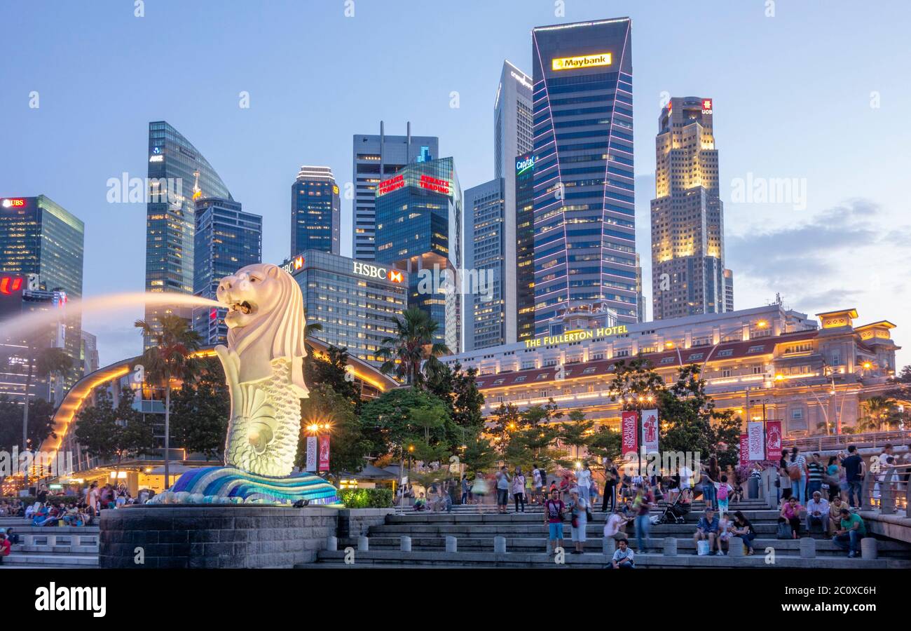 Vista notturna del Parco Merlion con la scultura e la fontana Merlio e lo skyline del centro finanziario. Centro di Core. Marina Bay. Singapore Foto Stock