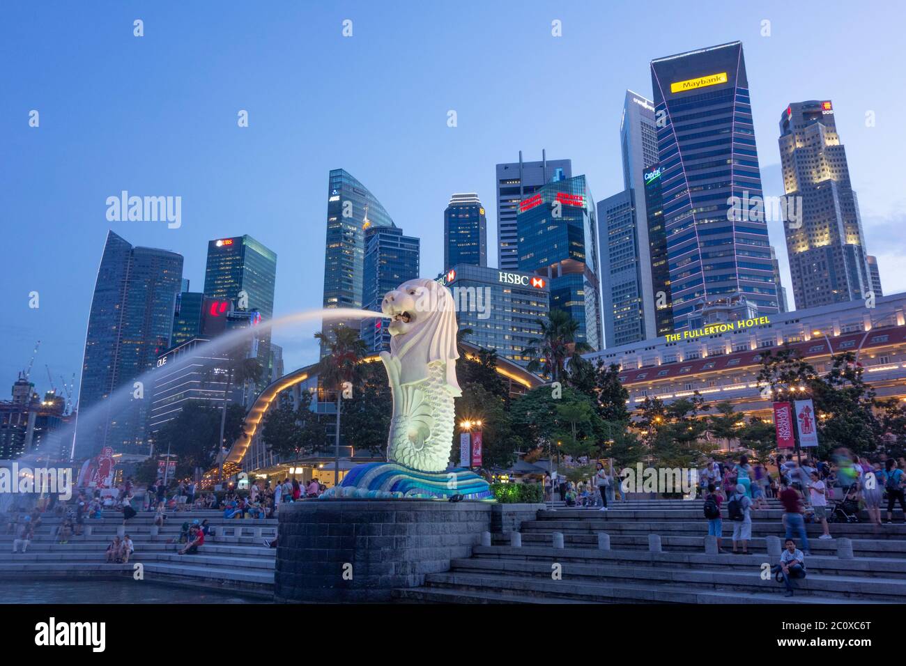 Vista notturna del Parco Merlion con la scultura e la fontana Merlio e lo skyline del centro finanziario. Centro di Core. Marina Bay. Singapore Foto Stock