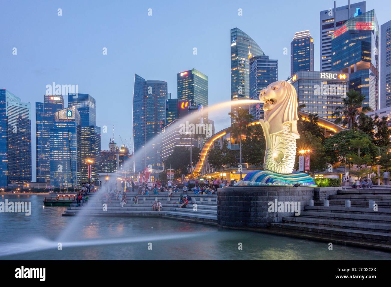 Vista notturna del Parco Merlion con la scultura e la fontana Merlio e lo skyline del centro finanziario. Centro di Core. Marina Bay. Singapore Foto Stock