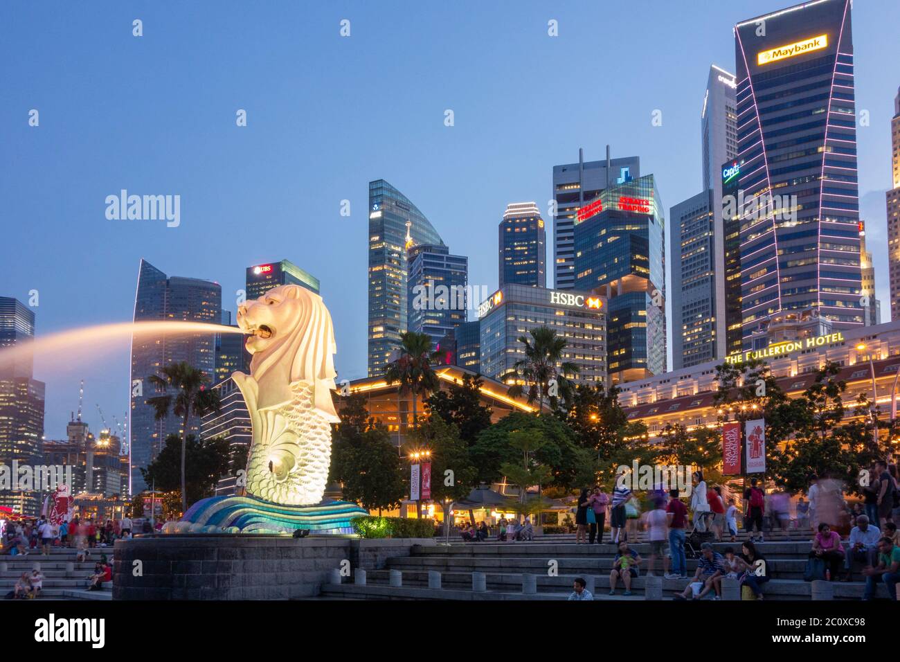 Vista notturna del Parco Merlion con la scultura e la fontana Merlio e lo skyline del centro finanziario. Centro di Core. Marina Bay. Singapore Foto Stock