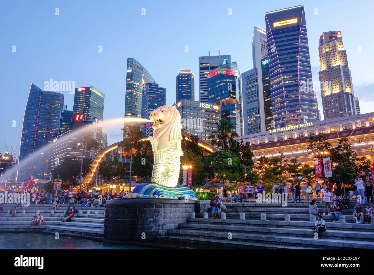 Vista notturna del Parco Merlion con la scultura e la fontana Merlio e lo skyline del centro finanziario. Centro di Core. Marina Bay. Singapore Foto Stock